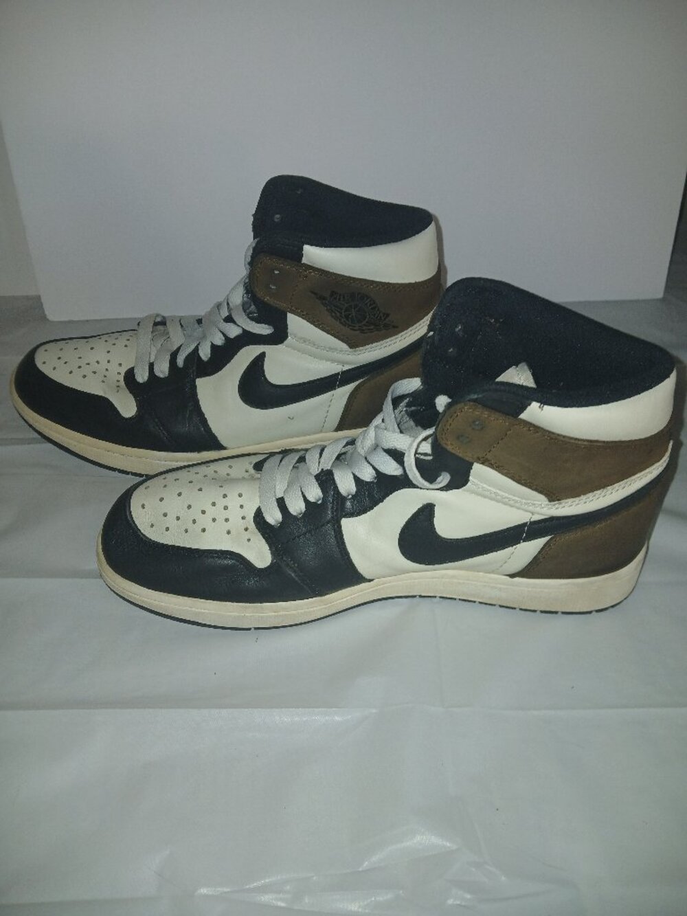 Air Jordan 1 Retro High OG Dark Mocha Men's Size 9 Pre-Owned Barely Worn